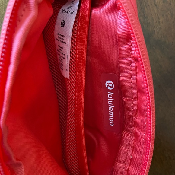 Lululemon Mini Coral Crossbody Bag Silver Emblem NWT - Picture 4 of 6
